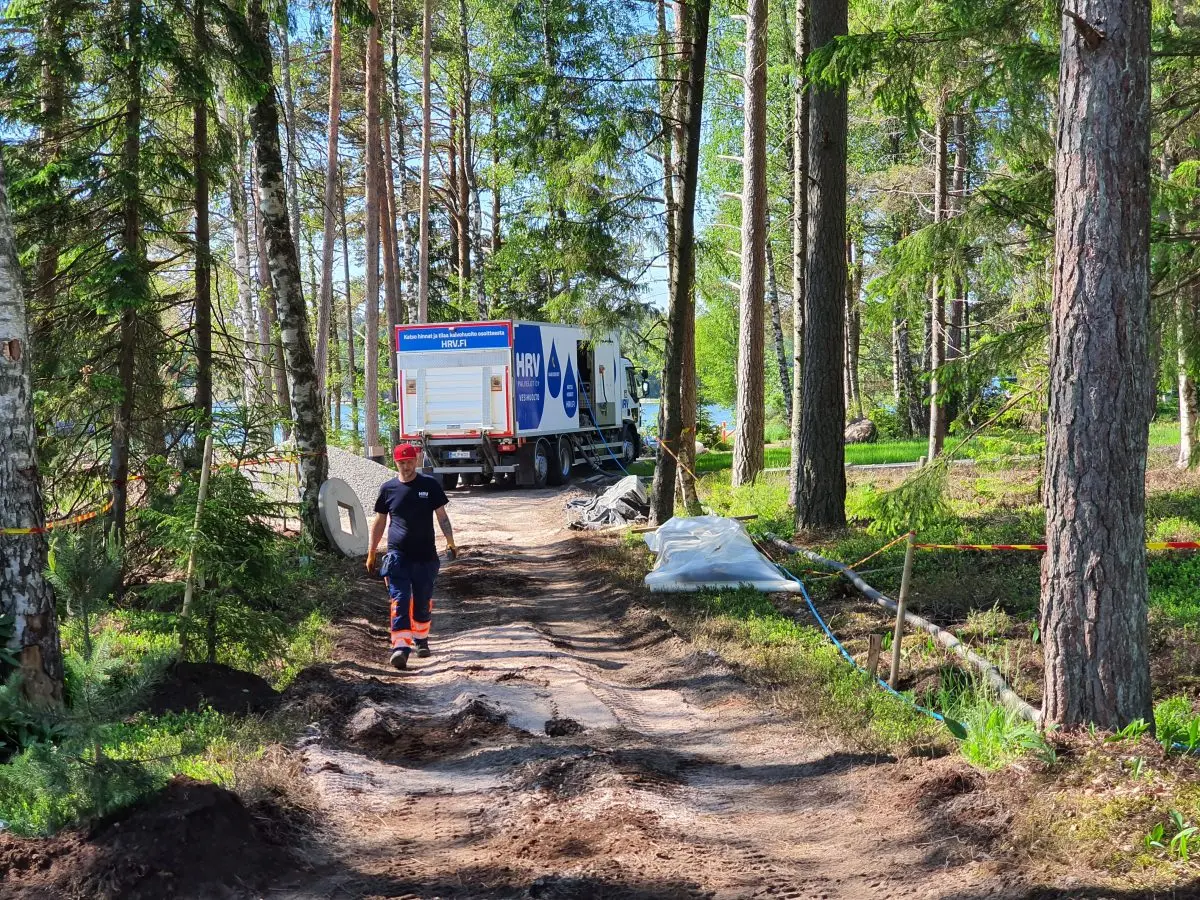 Kaivohuollon toteuttaminen_Rokkistaran_päheä_piha-Huvila ja Huussi HRV-Palvelut