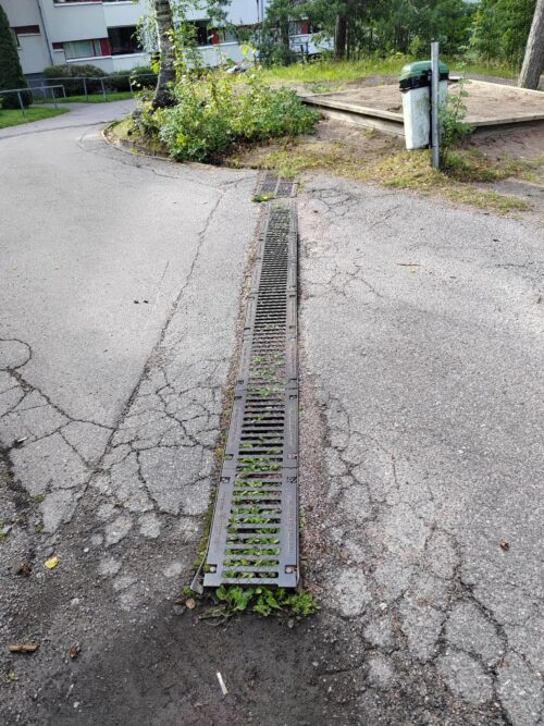 Sadevesikouru taloyhtiön pihassa